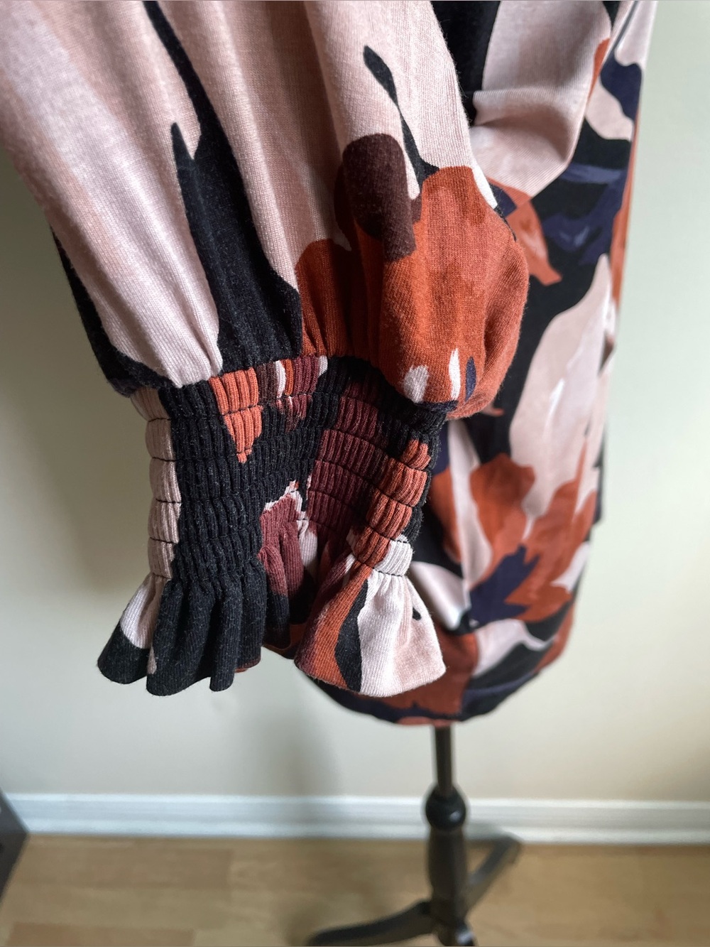 RW&CO Floral Mock Neck Blouse Size Large Smocked Long Sleeve Stretch Top - Picture 4 of 8